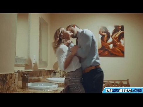 ❤️ Ketika seorang pirang berdada menggoda Anda di toilet umum Porno di id.pornpk.ru ❤